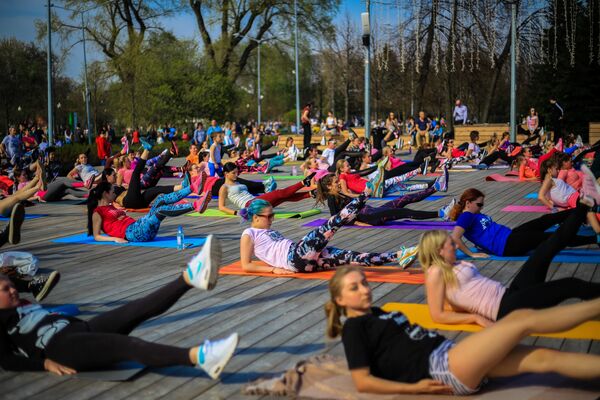 Отдыхающие в Парке Горького в Москве Отдыхающие в Парке Горького в Москве