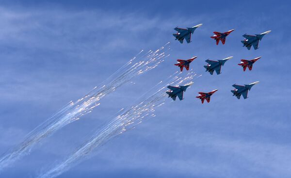 Многоцелевые истребители Су-30СМ пилотажной группы Русские Витязи и МиГ-29 пилотажной группы Стрижи на военном параде, посвященном 73-й годовщине Победы в Великой Отечественной войне 1941-1945 годов Многоцелевые истребители Су-30СМ пилотажной группы Русские Витязи и МиГ-29 пилотажной группы Стрижи на военном параде, посвященном 73-й годовщине Победы в Великой Отечественной войне 1941-1945 годов