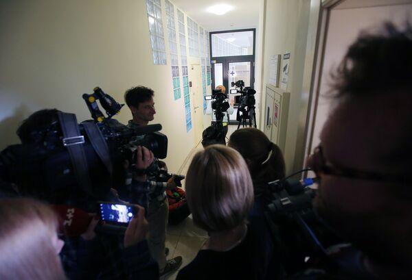 Журналисты у офиса РИА Новости Украина в Киеве, где СБУ проводит обыски. 15 мая 2018 Журналисты у офиса РИА Новости Украина в Киеве, где СБУ проводит обыски. 15 мая 2018