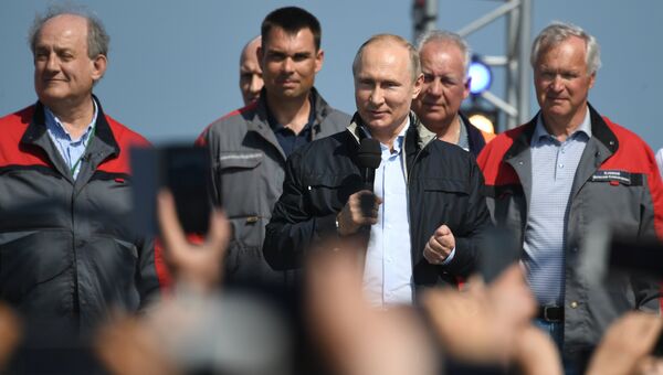 Президент РФ Владимир Путин выступает на митинге-концерте по случаю открытия автодорожной части Крымского моста. 15 мая 2018 Президент РФ Владимир Путин выступает на митинге-концерте по случаю открытия автодорожной части Крымского моста. 15 мая 2018