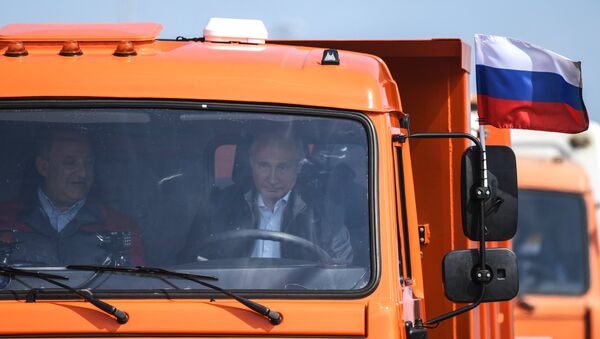 Президент РФ Владимир Путин за рулем автомобиля КамАЗ во время открытия автомобильной части Крымского моста. 15 мая 2018 Президент РФ Владимир Путин за рулем автомобиля КамАЗ во время открытия автомобильной части Крымского моста. 15 мая 2018