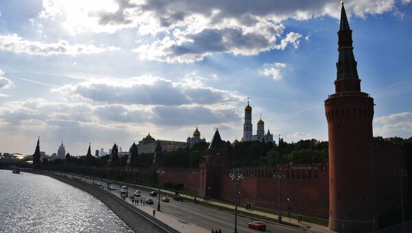 Московский Кремль и Кремлевская набережная. Архивное фото Московский Кремль и Кремлевская набережная. Архивное фото
