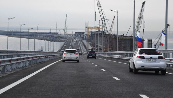 Автомобильное движение на автодорожной части Крымского моста Автомобильное движение на автодорожной части Крымского моста