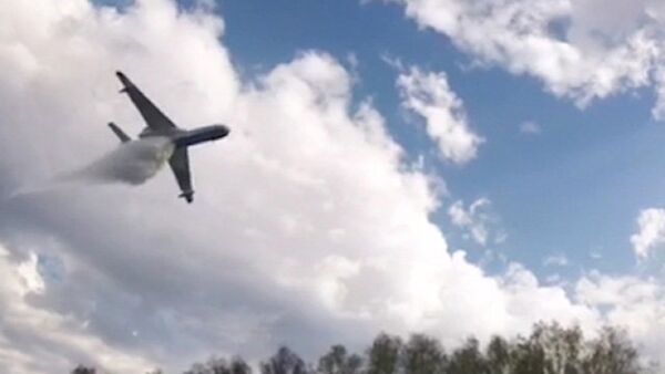 Самолет Бе-200ЧС МЧС РФ во время тушения пожара на территории бывшего военного арсенала в поселке Пугачево в Удмуртии. 17 мая 2018 Самолет Бе-200ЧС МЧС РФ во время тушения пожара на территории бывшего военного арсенала в поселке Пугачево в Удмуртии. 17 мая 2018
