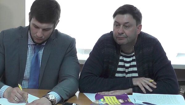 Руководитель портала РИА Новости Украина Кирилл Вышинский в Херсонском зале суда по подозрению в госизмене и поддержке самопровозглашенных республик Донбасса. 17 мая 2018 Руководитель портала РИА Новости Украина Кирилл Вышинский в Херсонском зале суда по подозрению в госизмене и поддержке самопровозглашенных республик Донбасса. 17 мая 2018