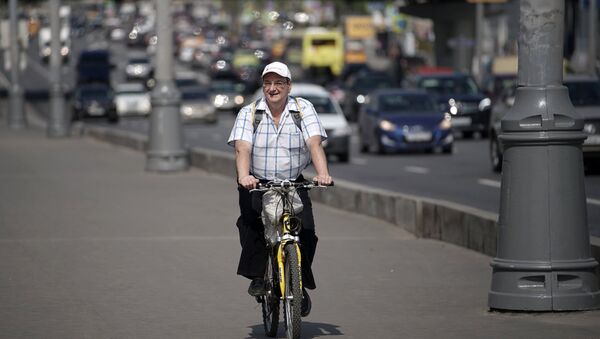 Велосипедист на одной из улиц Москвы Велосипедист на одной из улиц Москвы
