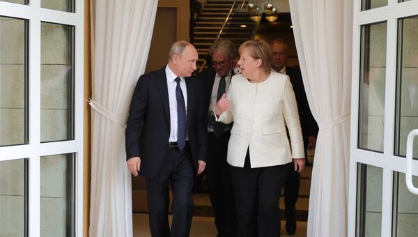 Президент РФ Владимир Путин и федеральный канцлер ФРГ Ангела Меркель после переговоров в Сочи. 18 мая 2018 Президент РФ Владимир Путин и федеральный канцлер ФРГ Ангела Меркель после переговоров в Сочи. 18 мая 2018