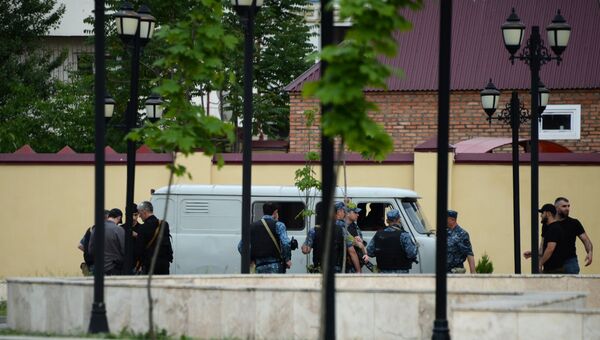Сотрудники правоохранительных органов у церкви Архангела Михаила в центре Грозного, в которой четверо боевиков пытались захватить прихожан в качестве заложников. 19 мая 2018 Сотрудники правоохранительных органов у церкви Архангела Михаила в центре Грозного, в которой четверо боевиков пытались захватить прихожан в качестве заложников. 19 мая 2018