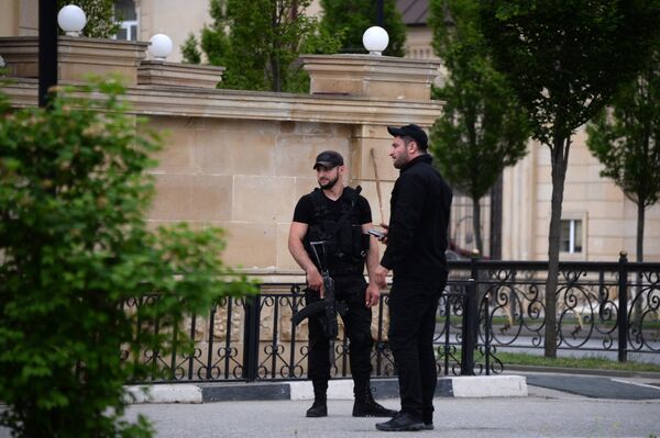 Сотрудники правоохранительных органов у церкви Архангела Михаила в центре Грозного, в которой четверо боевиков пытались захватить прихожан в качестве заложников. 19 мая 2018 Сотрудники правоохранительных органов у церкви Архангела Михаила в центре Грозного, в которой четверо боевиков пытались захватить прихожан в качестве заложников. 19 мая 2018
