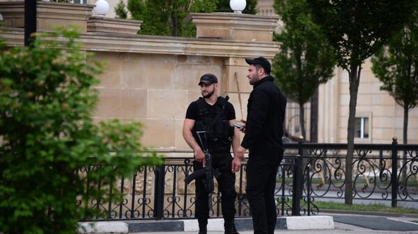 Сотрудники правоохранительных органов у церкви Архангела Михаила в центре Грозного, в которой четверо боевиков пытались захватить прихожан в качестве заложников. 19 мая 2018