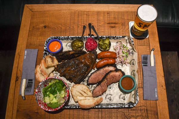 Поднос барбекю в ресторане Smoke BBQ в Санкт-Петербурге Поднос барбекю в ресторане Smoke BBQ в Санкт-Петербурге
