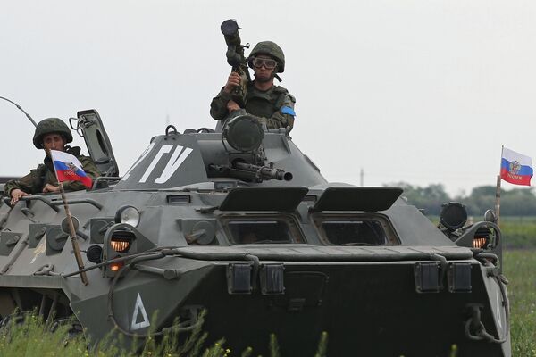 Военнослужащий с переносным зенитным ракетным комплексом Игла на БТР-80 на всеармейском конкурсе Чистое небо-2018 Военнослужащий с переносным зенитным ракетным комплексом Игла на БТР-80 на всеармейском конкурсе Чистое небо-2018