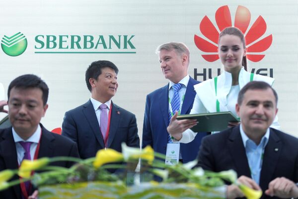 Исполнительный директор Huawei Technologies Co.,Ltd. Го Пин и президент, председатель правления ОАО Сбербанк России Герман Греф на Петербургском международном экономическом форуме. 24 мая 2018 Исполнительный директор Huawei Technologies Co.,Ltd. Го Пин и президент, председатель правления ОАО Сбербанк России Герман Греф на Петербургском международном экономическом форуме. 24 мая 2018