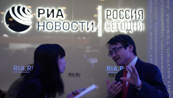 Посетители на стенде МИА Россия сегодня на Петербургском международном экономическом форуме 2018 Посетители на стенде МИА Россия сегодня на Петербургском международном экономическом форуме 2018