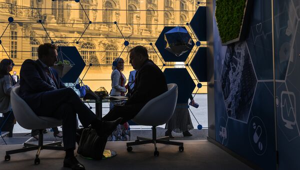 Посетители у павильона АФК Система на Петербургском международном экономическом форуме. 24 мая 2018 Посетители у павильона АФК Система на Петербургском международном экономическом форуме. 24 мая 2018