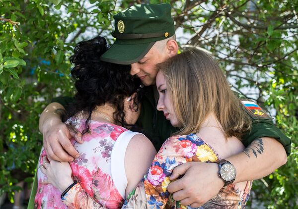 Призывник прощается с родными и близкими перед отправкой из Севастопольского военного комиссариата для похождения службы в Воздушно-космических силах Призывник прощается с родными и близкими перед отправкой из Севастопольского военного комиссариата для похождения службы в Воздушно-космических силах