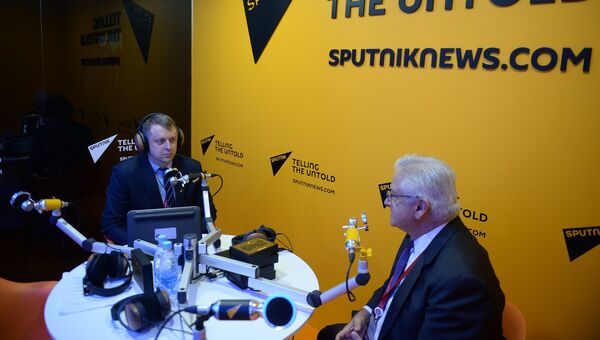 Президент Американской торговой палаты в России (AmCham) Алексис Родзянко (справа) в радиорубке Sputnik на площадке VII международного форума Арктика: настоящее и будущее Президент Американской торговой палаты в России (AmCham) Алексис Родзянко (справа) в радиорубке Sputnik на площадке VII международного форума Арктика: настоящее и будущее