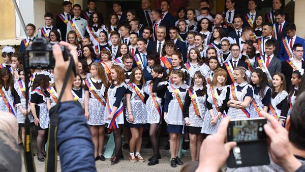 Выпускники школы №9 фотографируются во время празднования последнего звонка в городе Чите Выпускники школы №9 фотографируются во время празднования последнего звонка в городе Чите