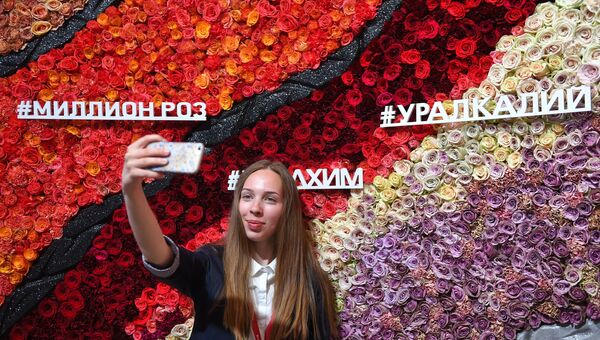Девушка фотографируется на Петербургском международном экономическом форуме. 26 мая 2018 Девушка фотографируется на Петербургском международном экономическом форуме. 26 мая 2018