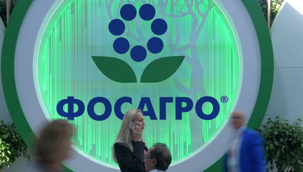 Логотип компании Фосагро на Петербургском международном экономическом форуме Логотип компании Фосагро на Петербургском международном экономическом форуме