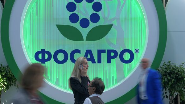 Логотип компании Фосагро на Петербургском международном экономическом форуме Логотип компании Фосагро на Петербургском международном экономическом форуме