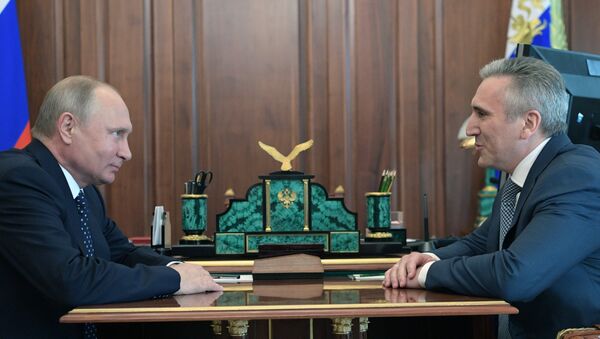 Владимир Путин и бывший мэр Тюмени Александр Моор во время встречи. 29 мая 2018 Владимир Путин и бывший мэр Тюмени Александр Моор во время встречи. 29 мая 2018