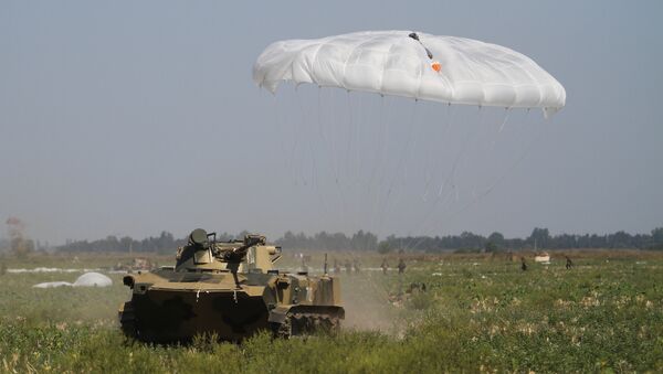 Выброска боевых машин десанта во время учений на военном полигоне Раевский под Новороссийском Выброска боевых машин десанта во время учений на военном полигоне Раевский под Новороссийском