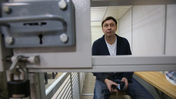 Руководитель портала РИА Новости Украина Кирилл Вышинский во время рассмотрения апелляции на арест в Херсонском зале суда. 29 мая 2018 Руководитель портала РИА Новости Украина Кирилл Вышинский во время рассмотрения апелляции на арест в Херсонском зале суда. 29 мая 2018