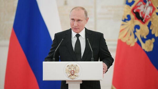 Президент РФ Владимир Путин во время встречи с высшими офицерами и прокурорами. 31 мая 2018 Президент РФ Владимир Путин во время встречи с высшими офицерами и прокурорами. 31 мая 2018