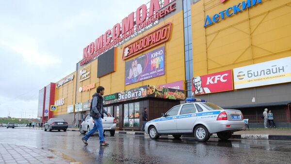 Автомобиль полиции у здания ТЦ Комсомолл в Иркутске, где произошло возгорание. 1 июня 2018 Автомобиль полиции у здания ТЦ Комсомолл в Иркутске, где произошло возгорание. 1 июня 2018