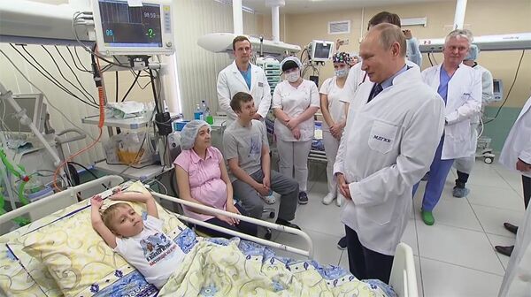 Владимир Путин во время посещения Морозовской детской городской клинической больницы. 1 июня 2018 Владимир Путин во время посещения Морозовской детской городской клинической больницы. 1 июня 2018