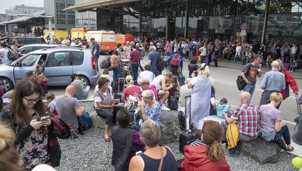 Пассажиры у входа в терминал аэропорта Гамбурга, Германия. 3 июня 2018 Пассажиры у входа в терминал аэропорта Гамбурга, Германия. 3 июня 2018