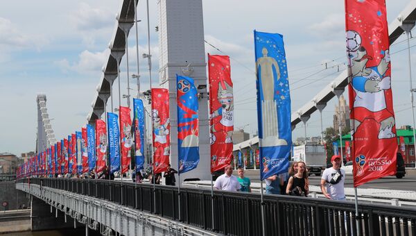 Флаги с символикой чемпионата мира по футболу 2018 на Крымском мосту в Москве. Архивное фото Флаги с символикой чемпионата мира по футболу 2018 на Крымском мосту в Москве. Архивное фото