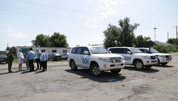 Представители ЛНР передают докладчику ООН Нильсу Мельцеру список удерживаемых Киевом лиц, которым было отказано в медицинской помощи Представители ЛНР передают докладчику ООН Нильсу Мельцеру список удерживаемых Киевом лиц, которым было отказано в медицинской помощи