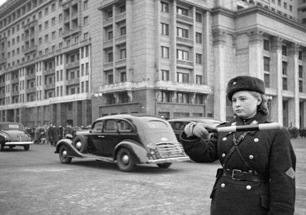 Регулировщица на московской улице Охотный ряд Регулировщица на московской улице Охотный ряд