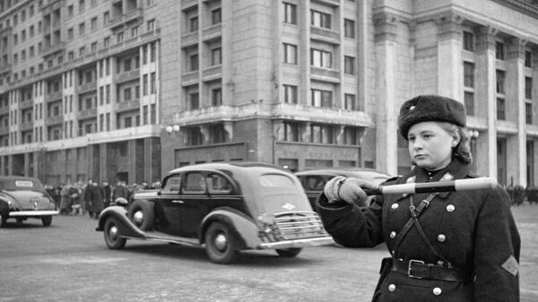 Регулировщица на московской улице Охотный ряд Регулировщица на московской улице Охотный ряд