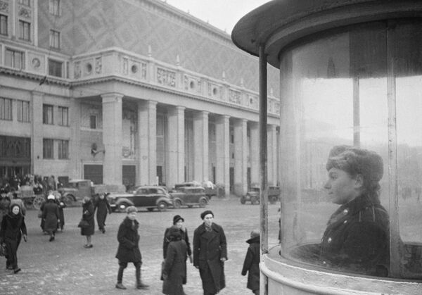 Триумфальная площадь в Москве. Концертный зал имени Петра Ильича Чайковского – на втором плане Триумфальная площадь в Москве. Концертный зал имени Петра Ильича Чайковского – на втором плане