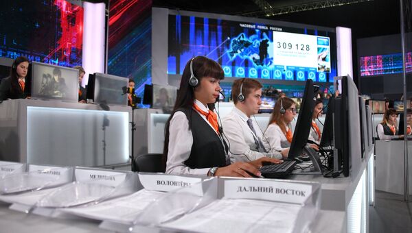 Сотрудники колл-центра накануне Прямой линии с президентом РФ Владимиром Путиным в Гостином дворе. 6 июня 2018 Сотрудники колл-центра накануне Прямой линии с президентом РФ Владимиром Путиным в Гостином дворе. 6 июня 2018