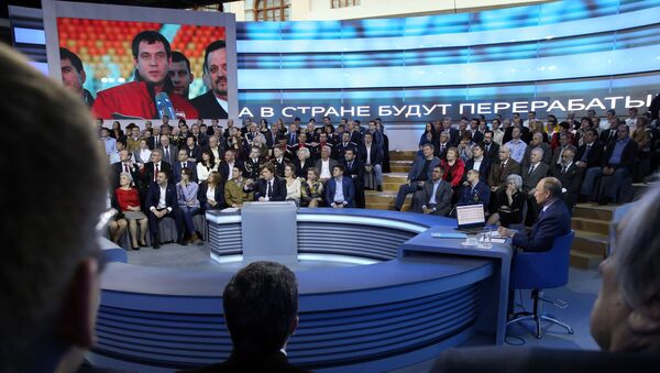 Президент РФ Владимир Путин отвечает на вопросы россиян во время Прямой линии. 25 апреля 2013 Президент РФ Владимир Путин отвечает на вопросы россиян во время Прямой линии. 25 апреля 2013