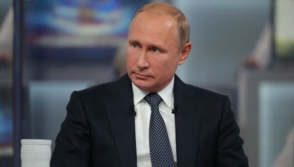 Президент РФ Владимир Путин отвечает на вопросы россиян во время ежегодной специальной программы Прямая линия с Владимиром Путиным. 7 июня 2018 Президент РФ Владимир Путин отвечает на вопросы россиян во время ежегодной специальной программы Прямая линия с Владимиром Путиным. 7 июня 2018