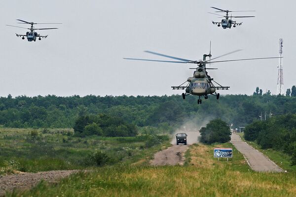 Транспортно-боевой вертолет Ми-8АМТШ и ударные вертолеты Ка-52 на тактико-специальных учениях подразделений специального назначения Южного военного округа в Краснодарском крае Транспортно-боевой вертолет Ми-8АМТШ и ударные вертолеты Ка-52 на тактико-специальных учениях подразделений специального назначения Южного военного округа в Краснодарском крае