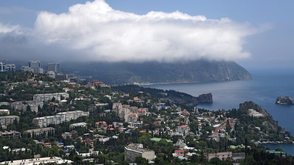 Облако на вершине горы Аю-Даг в Крыму. Архивное фото Облако на вершине горы Аю-Даг в Крыму. Архивное фото