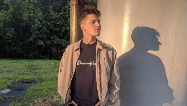 Антон в вещах из секонд-хенда. Куртка Polo Ralph Lauren за 750 рублей, джинсы Levi's за четыреста рублей Антон в вещах из секонд-хенда. Куртка Polo Ralph Lauren за 750 рублей, джинсы Levi's за четыреста рублей