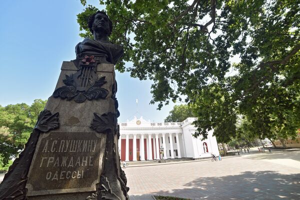 Памятник поэту А.С.Пушкину перед зданием Одесской городской думы Памятник поэту А.С.Пушкину перед зданием Одесской городской думы
