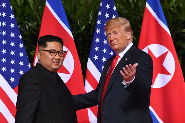 Президент США Дональд Трамп и лидер КНДР Ким Чен Ын во время встречи в Сингапуре. 12 июня 2018 Президент США Дональд Трамп и лидер КНДР Ким Чен Ын во время встречи в Сингапуре. 12 июня 2018