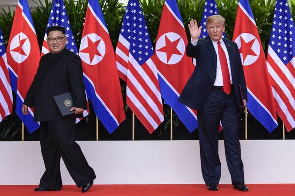 Лидер КНДР Ким Чен Ын и президент США Дональд Трамп во время встречи в Сингапуре. 12 июня 2018 Лидер КНДР Ким Чен Ын и президент США Дональд Трамп во время встречи в Сингапуре. 12 июня 2018