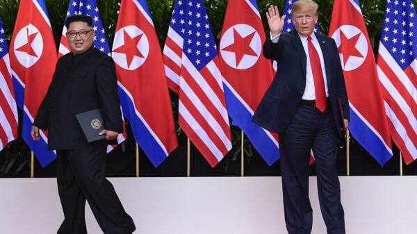 Лидер КНДР Ким Чен Ын и президент США Дональд Трамп во время встречи в Сингапуре. 12 июня 2018 Лидер КНДР Ким Чен Ын и президент США Дональд Трамп во время встречи в Сингапуре. 12 июня 2018
