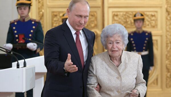 Президент РФ Владимир Путин и президент Государственного музея изобразительных искусств имени А.С.Пушкина Ирина Антонова, удостоенная Государственной премии. 12 июня 2018 Президент РФ Владимир Путин и президент Государственного музея изобразительных искусств имени А.С.Пушкина Ирина Антонова, удостоенная Государственной премии. 12 июня 2018