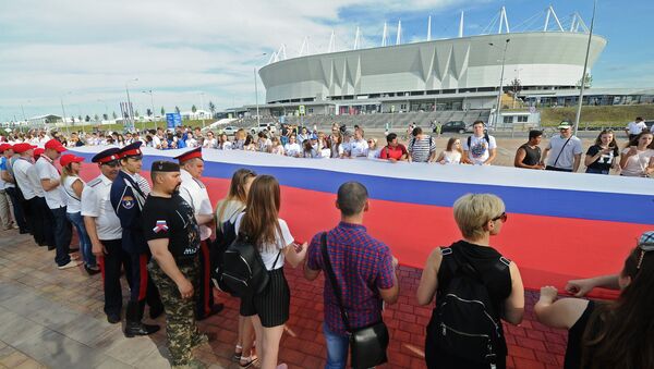 Участники празднования Дня России в Ростове-на-Дону развернули самый длинный флаг у стадиона Ростов-Арена. 12 июня 2018 Участники празднования Дня России в Ростове-на-Дону развернули самый длинный флаг у стадиона Ростов-Арена. 12 июня 2018
