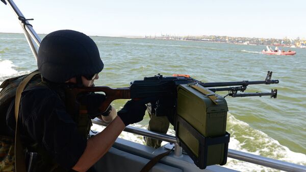 Украинский военнослужащий во время патрулирования Азовского моря Украинский военнослужащий во время патрулирования Азовского моря